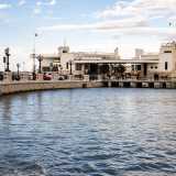 ...demolita quest�ultima, nel 1932 trov� definitivamente casa nell�attuale edificio a forma di prua di una grande nave, con finestre a forma di obl� e un terrazzo simile al ponte di un natante